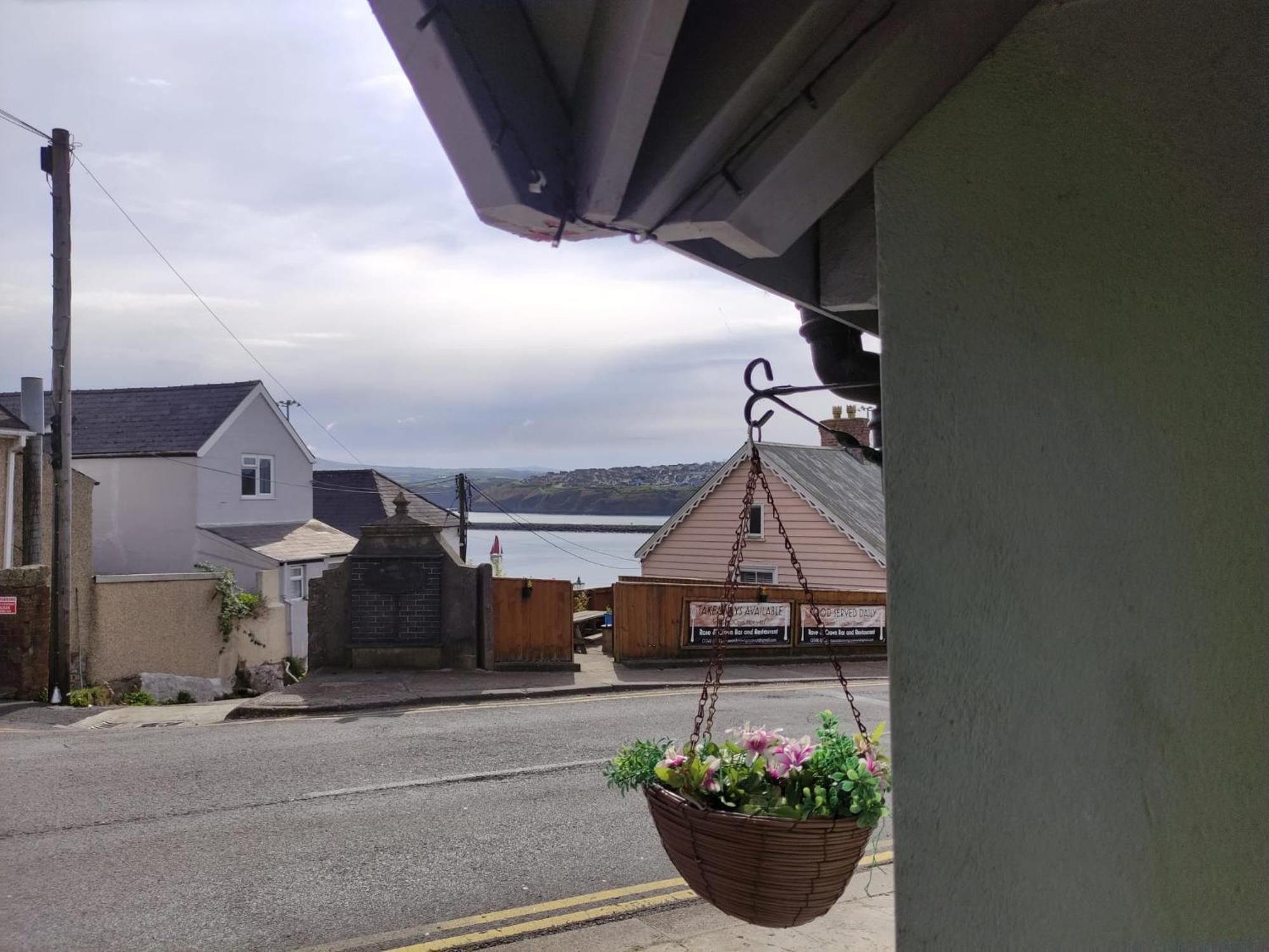 Rose And Crown Hotel Goodwick Buitenkant foto